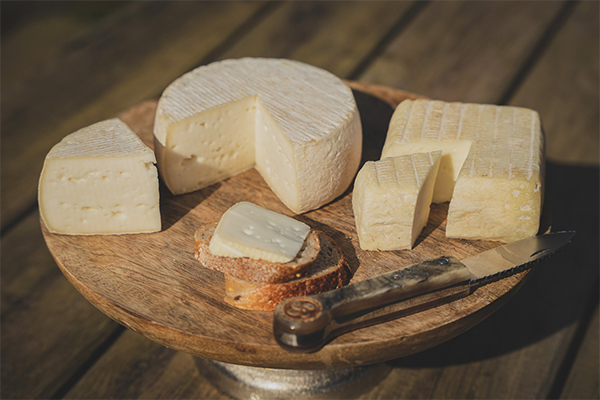 Committed to Basque traditions, Agour crafts a diverse selection of artisan cheeses, ensuring exceptional quality and flavors