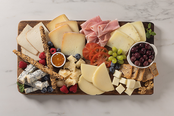 The launch featured an exclusive four-hands showcooking event with chefs Giovanni Siracusa and Silvia Barban, who demonstrated the versatility, quality, and flavor of PDO-certified European cheeses and Mascarpone UHT through four original and contemporary recipes